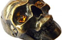 Tête de mort aux yeux ambrés