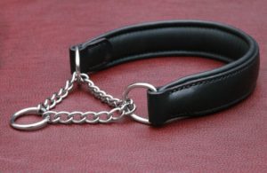 Collier semi-coulissant à martingale en cuir noir