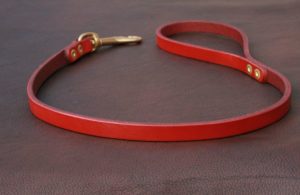 Laisse 75 cm en cuir CHERRY - Fine & irisée - Laiton