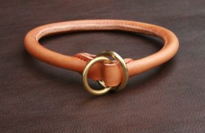 Collier chien étrangleur en cuir cousu rond FAUVE