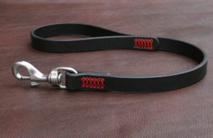 Laisse 55 cm en cuir NOIR - Fil rouge croisé