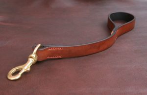 Laisse courte 45 cm en cuir MARRON NOIR VIEILLI